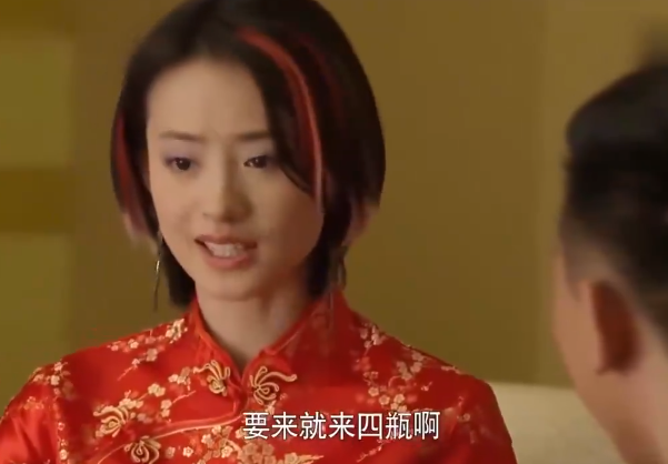 家庭：男人逼女服务员陪酒，谁知女人上来就点4瓶茅台，用碗喝！