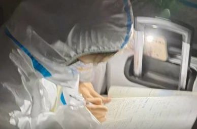微光照亮了你努力的模样！初中生在隔离点外用手机灯光学习