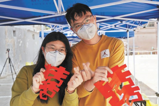 新婚夫妇取消仪式婚礼 参与志愿服务