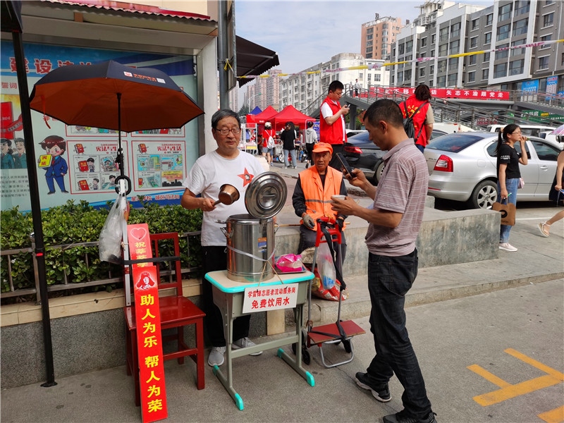 志愿者张新虎的“学雷锋志愿者流动岗”