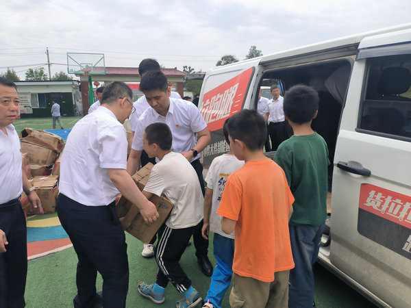 爱心汇聚成虹桥 情暖童心筑未来——兴平市牵手希望小学“六一”慈善捐赠活动纪实