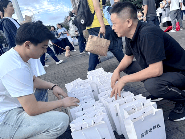 民建会员企业重庆市盛德坊科技有限公司为高考生送清凉 