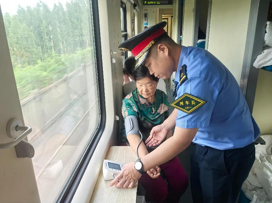 沈阳客运段 七旬老人列车突发中暑 乘务人员紧急施救显担当