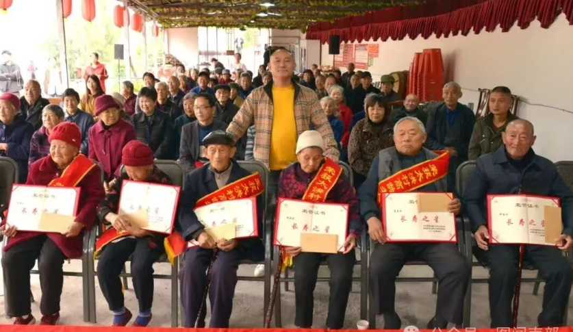 南部县好人杨显富—情暖金秋话重阳，爱心助老传真情